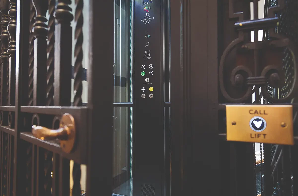 Elevator knapper i antikt design